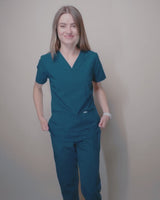 Junge Ärztin in bequemer medizinischer Schlupfhose mit elastischem Gummibund in royalblau