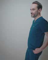 Arzt mit medizinischer Arbeitshose und extra tiefen Seitentaschen in royalblau