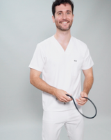 Junger Arzt in moderner und bequemer medizinischer Berufsbekleidung in weiß