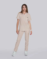 Medizinerin in stilvollem Kasack mit elegantem Kragen in beige