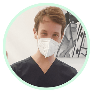 Zufriedener Arzt trägt seine neue bequeme Berufsbekleidung