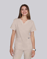 Medizinerin in stilvollem Kasack mit elegantem Kragen in beige