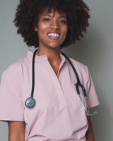 Junge Ärztin mit modernem Damenkasack in rosa mit elegantem Kragen