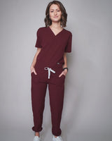 Junge Ärztin mit medizinischer Damenhose in dunkelrot