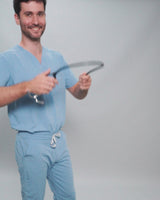 Junger Arzt in moderner und bequemer medizinischer Berufsbekleidung in hellblau