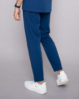 Arzt von hinten in bequemer und leichter Schlupfhose in blau