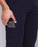 Arzt in bequemer dunkelblauer Hose mit extra tiefen Seitentaschen