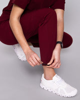 Medizinische Damen Schlupfhose mit längenverstellbaren Gummizug am Hosenende in dunkelrot