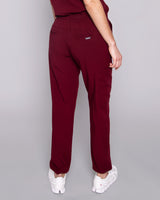 Junge Ärztin in bequemer Hose mit elastischen Gummibund und praktischen Seitentaschen in dunkelrot