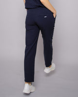 Ärztin trägt medizinische Arbeitshose mit elastischem Hosenbund in dunkelblau