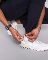 Ärztin in dunkelblauer Damenhose mit längenverstellbaren Gummizug am Hosenende