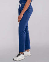 Junge Ärztin in bequemer medizinischer Schlupfhose mit elastischen Gummibund in blau