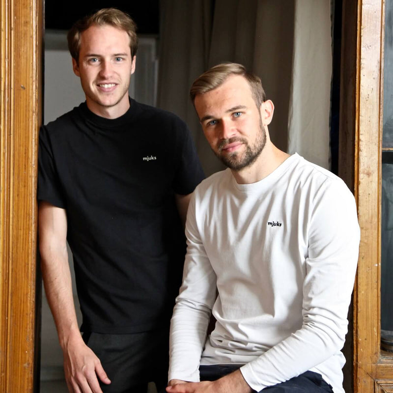 Die mjuks Gründer, Jakob und Gregor, in weißem und schwarzem Shirt