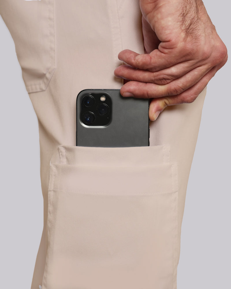Moderne Arbeitshose für Arztpraxen mit praktischer Tasche in Beige