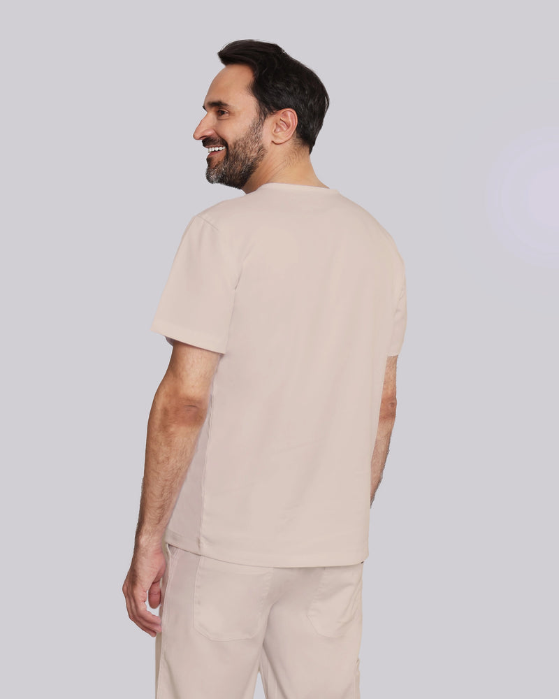 Arzt in stilvoller medizinischer Berufsbekleidung in Beige