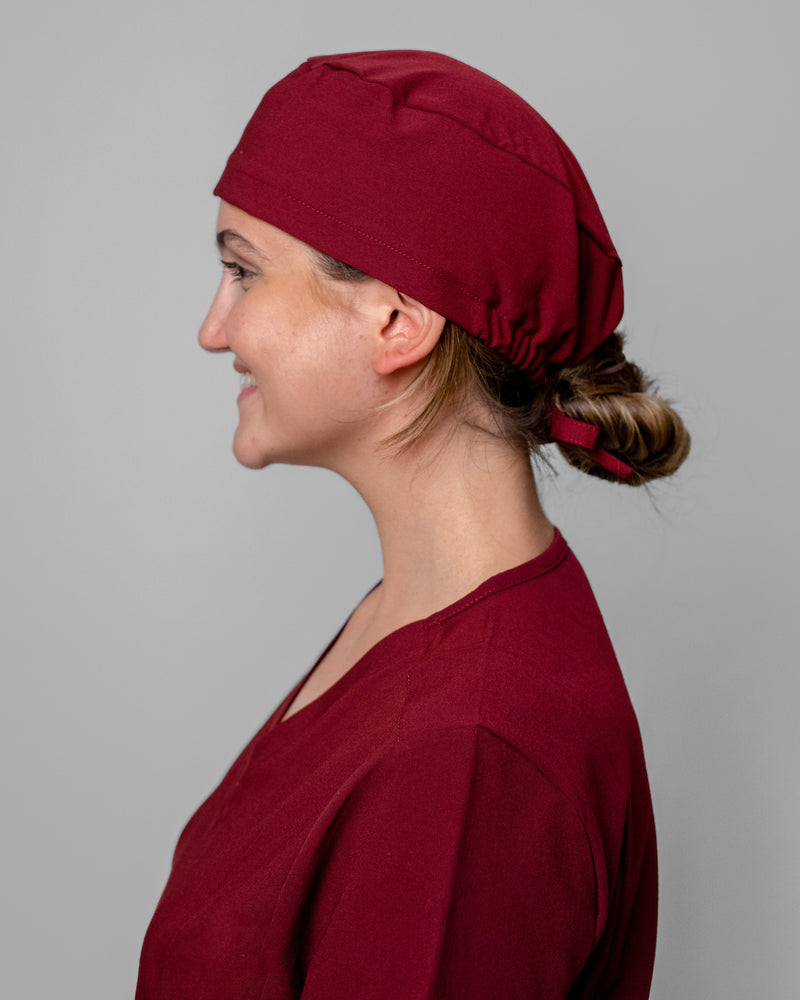 Stilvoller OP Look: Ärztin trägt OP Haube in warmem Burgundy