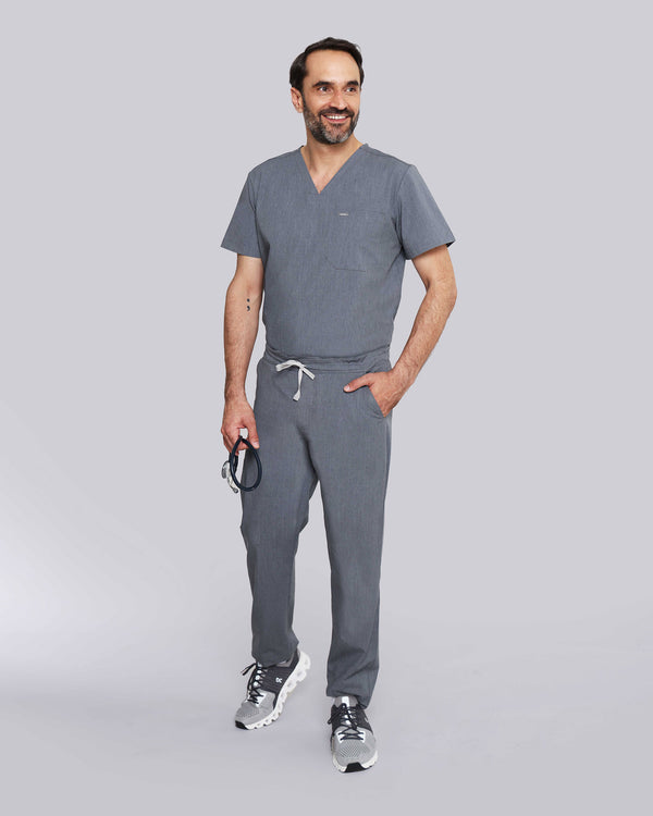 Arzt in moderner medizinischer Berufsbekleidung in grau