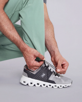 Herrenhose in grün mit längenverstellbarem Gummizug am Hosenende