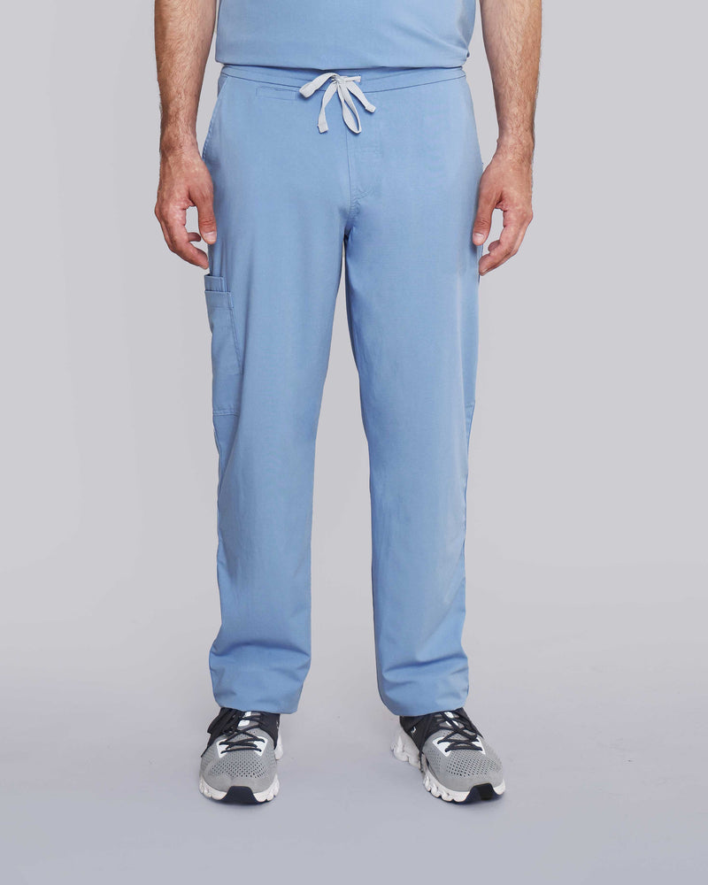 Arzt mit medizinischer Arbeitshose und extra tiefen Seitentaschen in hellblau