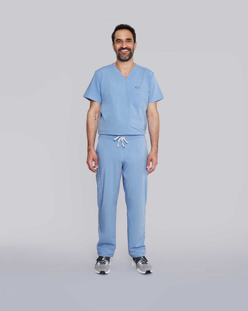 Arzt in moderner medizinischer Berufsbekleidung in hellblau