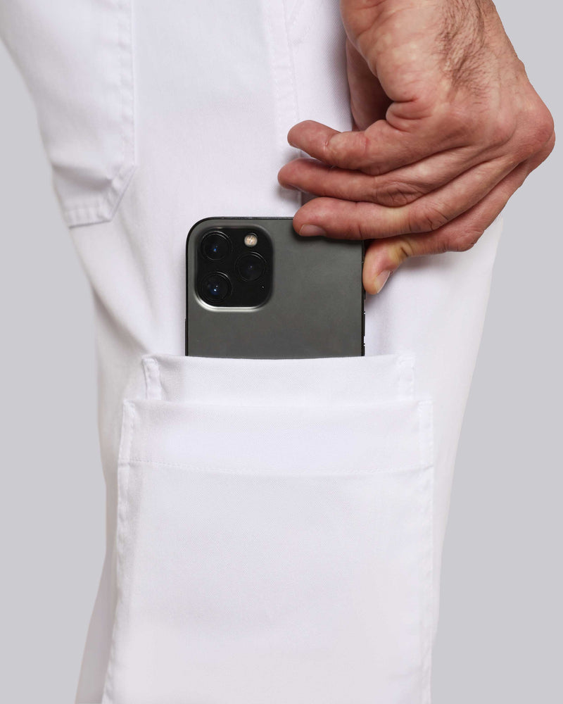 Bequeme Schlupfhose in weiß mit elastischem Gummibund und praktischen Seitentaschen