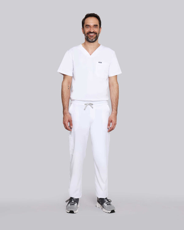 Arzt in moderner medizinischer Berufsbekleidung in weiß