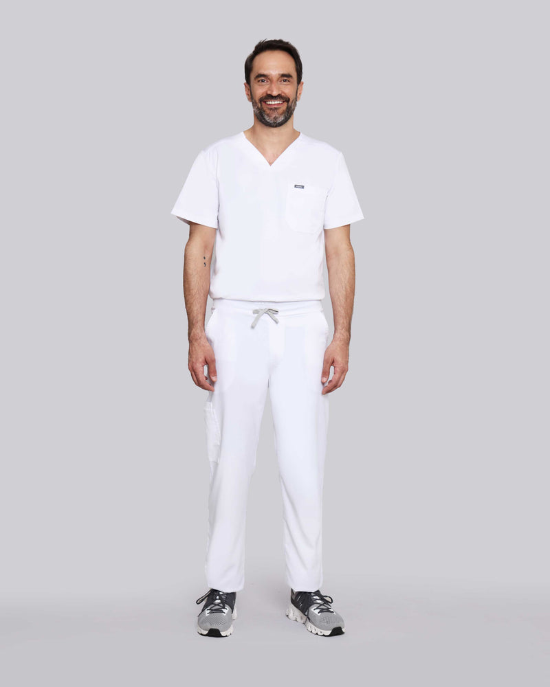 Arzt in moderner medizinischer Berufsbekleidung in weiß
