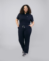 Junge Medizinerin trägt moderne dunkelblaue Damenhose für die Praxis