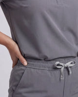 Bequeme graue Hose mit elastischem Gummibund und praktischen Seitentaschen