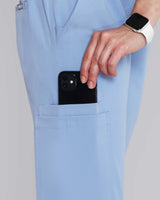 Junge Ärztin in bequemer Hose mit elastischem Gummibund und praktischen Seitentaschen in hellblau