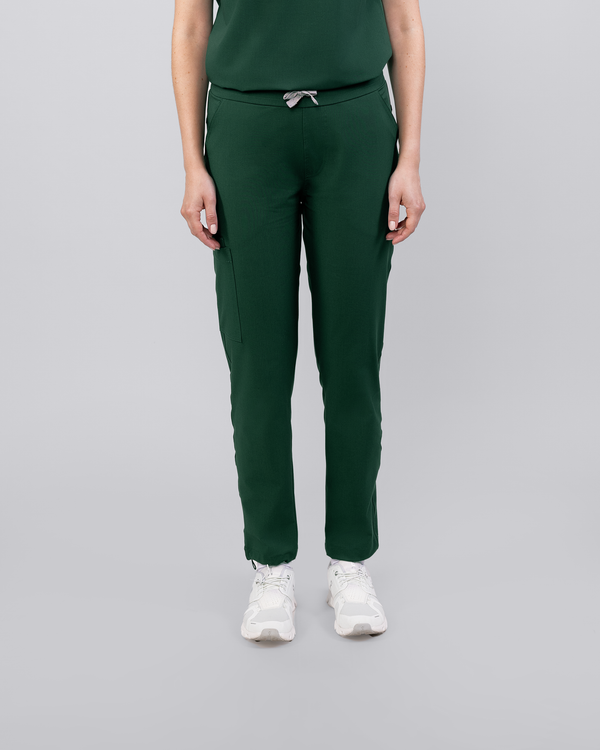 Junge Ärztin in bequemer medizinischer Schlupfhose in Khaki