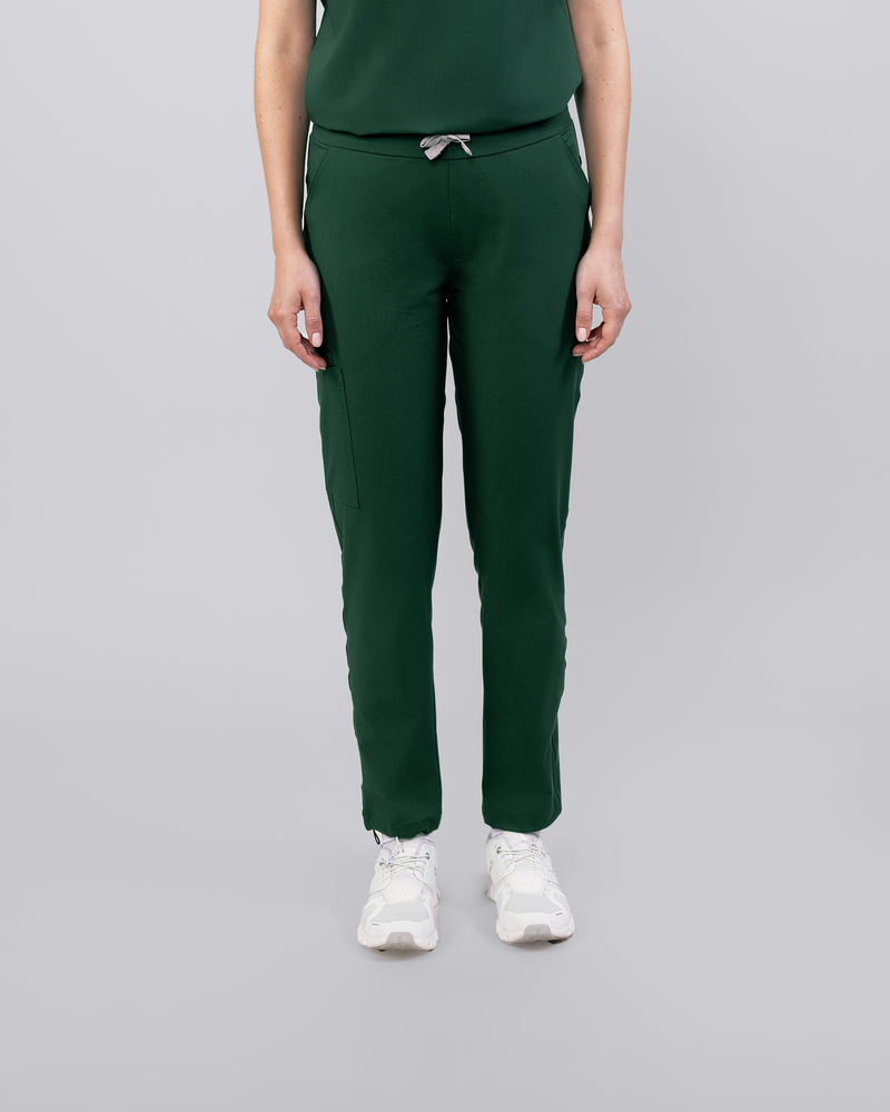 Junge Ärztin in bequemer medizinischer Schlupfhose in Khaki