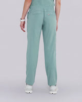 Ärztin in Sneakern und moderner medizinischer Damenhose in mint von hinten