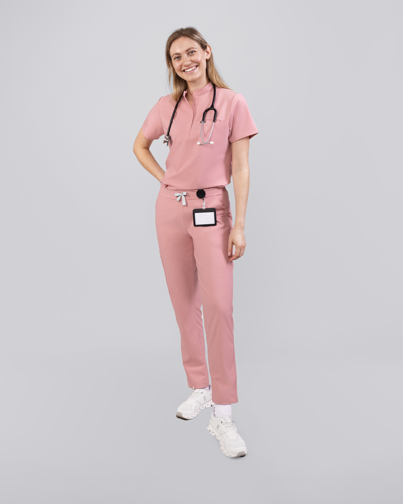 Praxisbekleidung Damen: moderne rosa Hose für medizinisches Personal