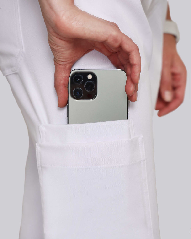 Junge Ärztin in bequemer Hose mit elastischem Gummibund und praktischen Seitentaschen in weiß