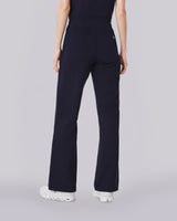 Junge Ärztin trägt dunkelblaue High-Waist Hose mit gradlinigem Schnitt