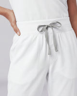 Junge Ärztin trägt weiße High-Waist Hose mit gradlinigem Schnitt