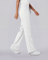 Junge Ärztin mit weißer High-Waist Hose für Praxis und Klinik