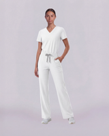 Junge Ärztin trägt weiße High-Waist Hose als moderne Arbeitskleidung