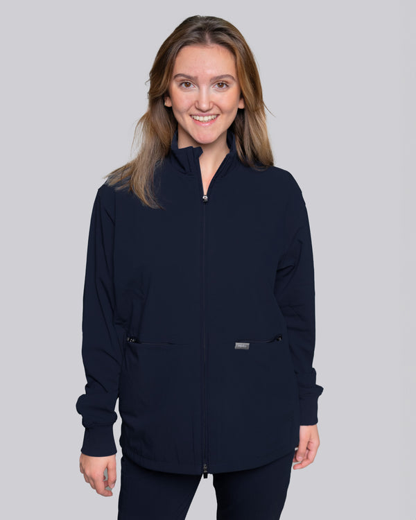 mjuks Arbeitsjacke Unisex getragen bei einer Ärztin in Navy