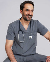 Junger Arzt mit Stethoskop, Apple Watch und modernem Kasack in grau