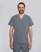 Junger Arzt in modernem und bequemem Kasack in grau mit praktischer Fronttasche und V-Ausschnitt