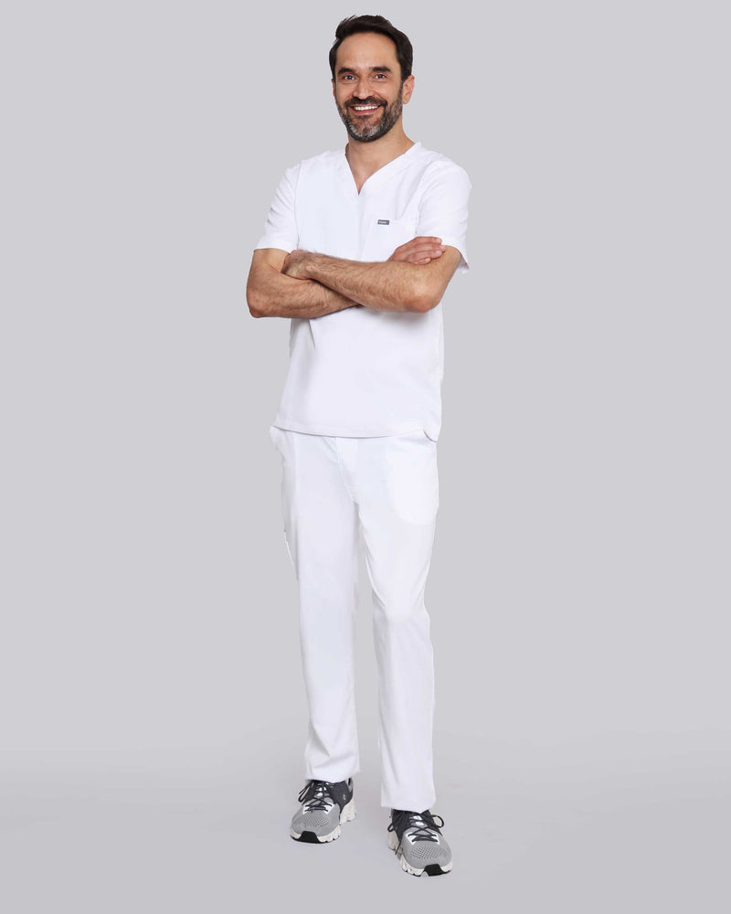 Junger Arzt in Sneakern mit Apple Watch und moderner Praxiskleidung in weiß
