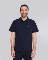 Dunkelblaues Polohemd mit Kragen – moderner Look für den Praxisalltag