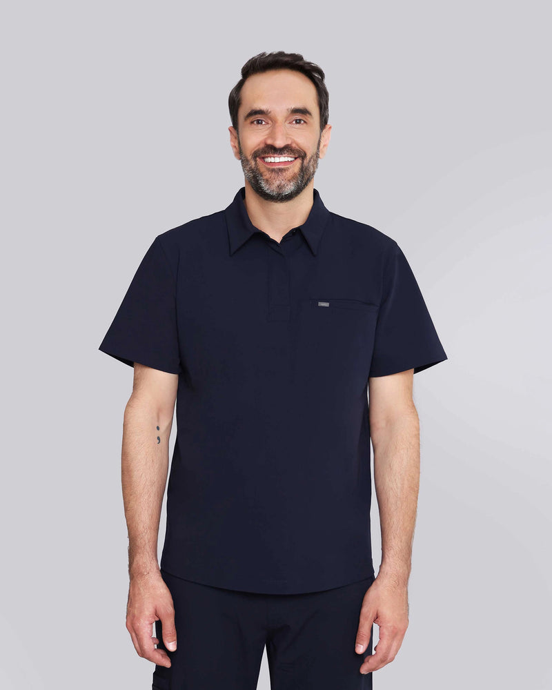 Dunkelblaues Polohemd mit Kragen – moderner Look für den Praxisalltag