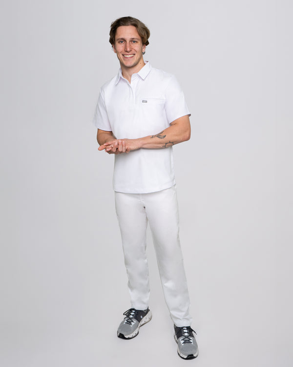 Bequemes und stilvolles Poloshirt in Weiß für medizinisches Fachpersonal