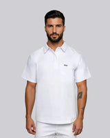 Weißes Polohemd mit Kragen – moderner Look für den Praxisalltag