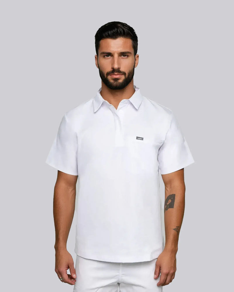 Weißes Polohemd mit Kragen – moderner Look für den Praxisalltag
