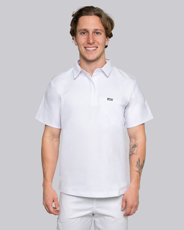 Weißes Polohemd mit Kragen – moderner Look für den Praxisalltag