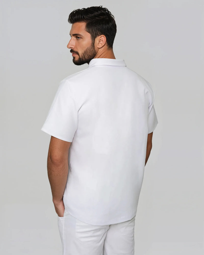 Mediziner trägt sportliches Poloshirt in Weiß mit schmaler Passform